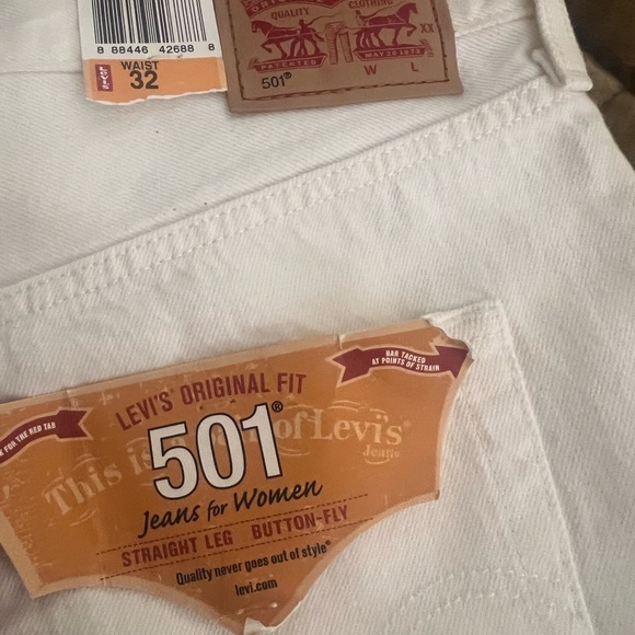 Levi 501 White Shorts - Picture 3 of 4